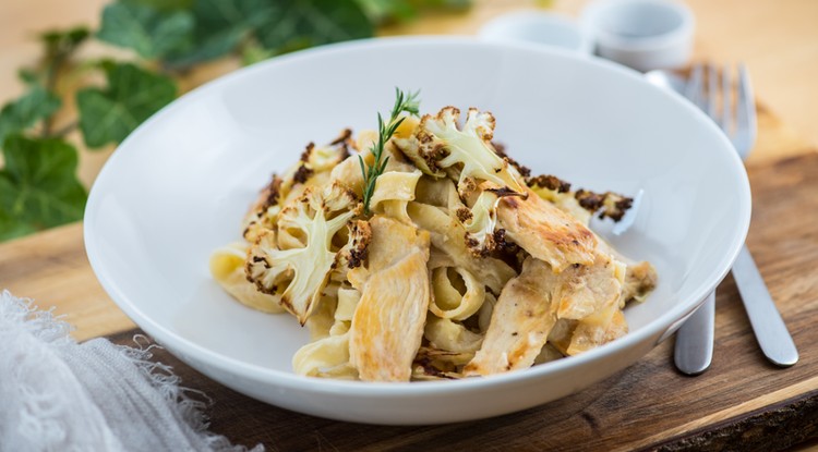 Csirkés metélt sült karfiollal recept / Fotó: Ringier