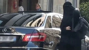 Slavna lepotica obukla burku i ušunjala se kod plastičnog hirurga, ali je prevara otkrivena