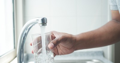 Felejtsd el a napi 2 liter tiszta vizet, ne roncsold a veséidet. A szakértők megtalálták a megfelelő mennyiséget