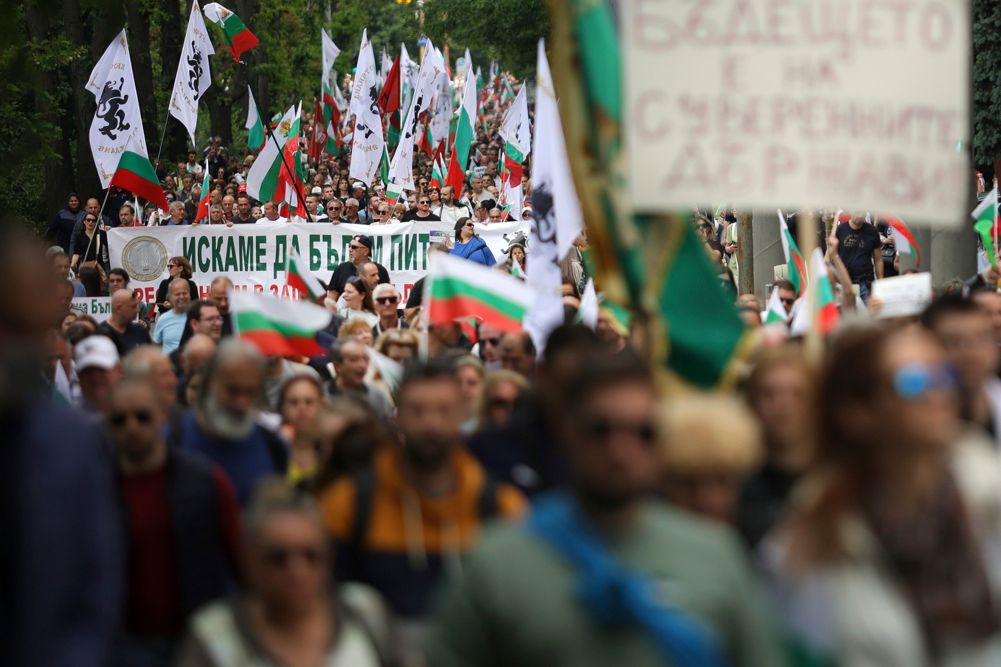 Tisíce ľudí protestujú proti prijatiu eura za novú štátnu menu.