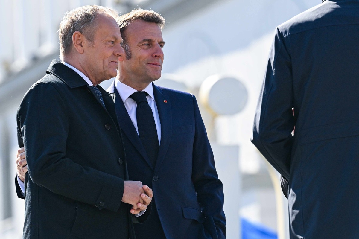 Głośno o Polsce we Francji. "Wyrasta na potęgę, ale co z tym zrobi?" (na zdjęciu od lewej Donald Tusk i Emmanuel Macron)