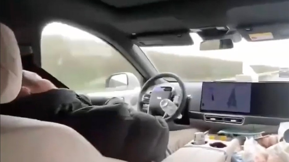 Egy autópályán száguldó autóban látszólag mélyen alszik a sofőr / Kép: Carscoops / Youtube
